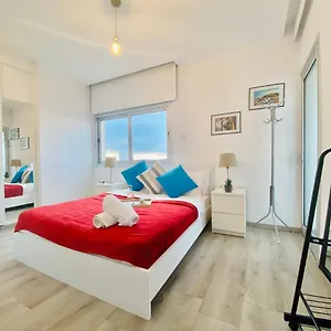Panoramic Seaside Getaway, 2-br Penthouse Apartament Larnaca